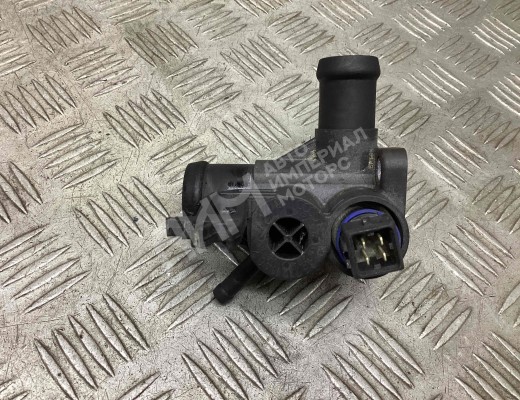 Фланец (тройник) системы охлаждения Volkswagen Passat B3 1988-1993  Volkswagen Passat Passat B3 1988-1993