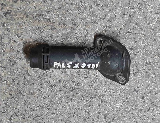 Фланец (тройник) системы охлаждения Volkswagen Passat B5+ (3B) 2000-2005 рестайлинг  Volkswagen Passat Passat B5+ (3B) 2000-2005 рестайлинг