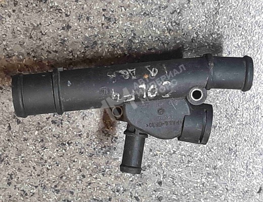 Фланец (тройник) системы охлаждения Volkswagen Golf IV (1J) 1997-2004  Volkswagen Golf Golf IV (1J) 1997-2004
