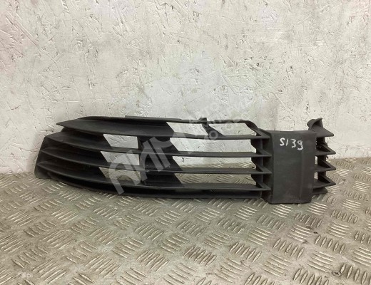 Заглушка (решетка) в бампер передний Volkswagen Passat B5+ (3B) 2000-2005 рестайлинг  Volkswagen Passat Passat B5+ (3B) 2000-2005 рестайлинг