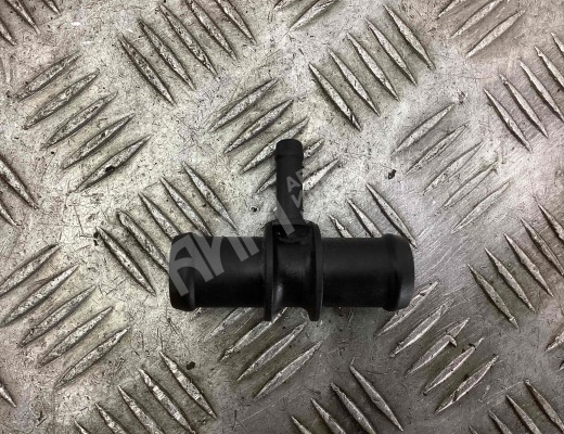 Фланец (тройник) системы охлаждения Volkswagen Touareg I (7L) 2002-2006  Volkswagen Touareg Touareg I (7L) 2002-2006