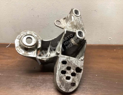 Кронштейн двигателя Audi A4 B6 (8EC, 8E5) 2000-2004  Audi A4 A4 B6 (8EC, 8E5) 2000-2004