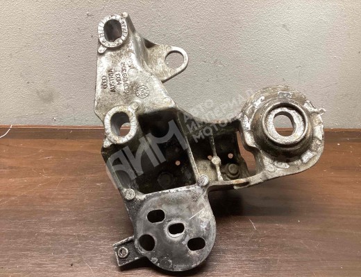 Кронштейн двигателя Audi A4 B6 (8EC, 8E5) 2000-2004  Audi A4 A4 B6 (8EC, 8E5) 2000-2004