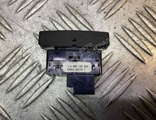 Кнопка центрального замка Volkswagen Touareg I (7L) 2002-2006  Volkswagen Touareg Touareg I (7L) 2002-2006