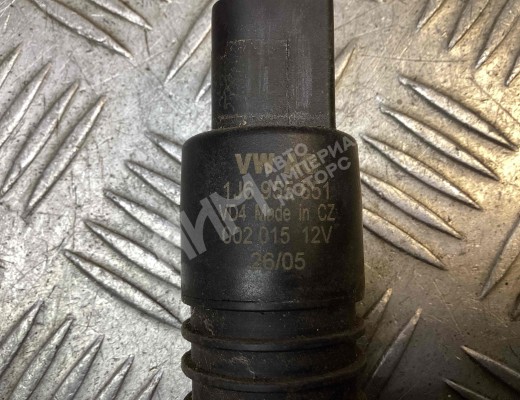Насос (моторчик) омывателя стекла Volkswagen Touareg I (7L) 2002-2006  Volkswagen Touareg Touareg I (7L) 2002-2006