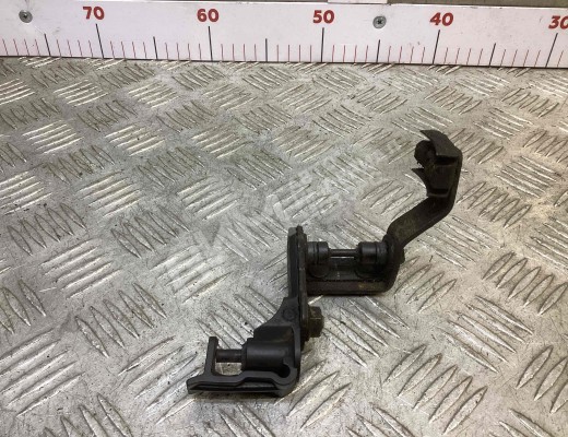 Кронштейн крепления троса КПП Volkswagen Golf IV (1J) 1997-2004  Volkswagen Golf Golf IV (1J) 1997-2004