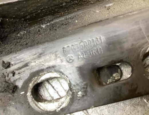 Петля капота правая Mercedes Vario (W670) 1996-2013  Mercedes Vario Vario (W670) 1996-2013