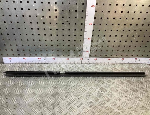 Молдинг стекла двери передней правой внутренний Renault Scenic II (JM) 2006-2009 рестайлинг  Renault Scenic Scenic II (JM) 2006-2009 рестайлинг