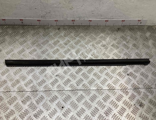 Молдинг стекла двери задней правой внутренний Volkswagen Passat B3 1988-1993  Volkswagen Passat Passat B3 1988-1993
