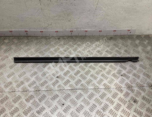 Молдинг стекла двери задней правой внутренний Volkswagen Passat B3 1988-1993  Volkswagen Passat Passat B3 1988-1993
