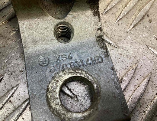Петля двери передней левой Skoda Octavia A5 (1Z) 2004-2008  Skoda Octavia Octavia A5 (1Z) 2004-2008