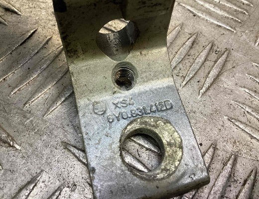 Петля двери передней правой Skoda Octavia A5 (1Z) 2004-2008  Skoda Octavia Octavia A5 (1Z) 2004-2008