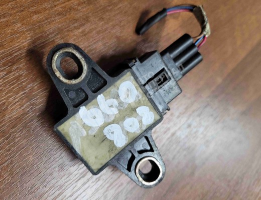 Датчик ускорения Kia Sorento I (JC/BL) 2002-2006  Kia Sorento Sorento I (JC/BL) 2002-2006