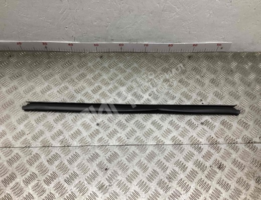 Молдинг стекла двери передней левой внутренний Dacia Sandero I (B90) 2008-2012  Dacia Sandero Sandero I (B90) 2008-2012