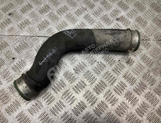Патрубок интеркулера Volkswagen Touareg I (7L) 2002-2006  Volkswagen Touareg Touareg I (7L) 2002-2006