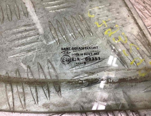 Форточка задняя правая Dacia Sandero I (B90) 2008-2012  Dacia Sandero Sandero I (B90) 2008-2012