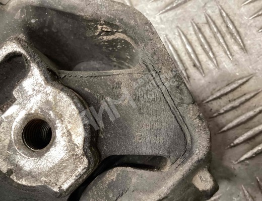 Подушка крепления КПП Audi 100 C4 (4A) 1990-1995  Audi 100 100 C4 (4A) 1990-1995