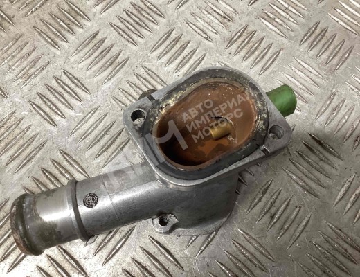 Фланец (тройник) системы охлаждения Volkswagen Passat B5 (3B) 1996-2000  Volkswagen Passat Passat B5 (3B) 1996-2000