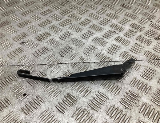 Щеткодержатель задний Nissan Primera II (P11) 1996-2002  Nissan Primera Primera II (P11) 1996-2002