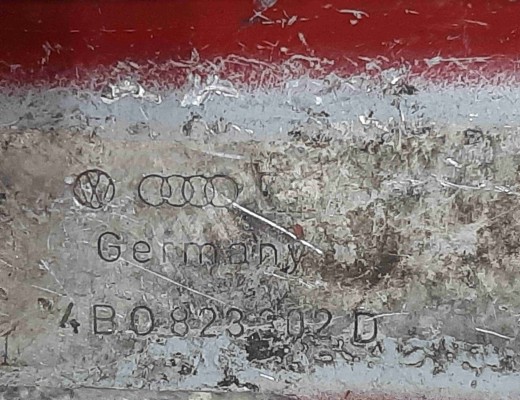 Петля капота правая Audi A6 C5 (4B) 1997-2001  Audi A6 A6 C5 (4B) 1997-2001
