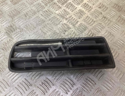 Заглушка (решетка) в бампер передний Volkswagen Golf IV (1J) 1997-2004  Volkswagen Golf Golf IV (1J) 1997-2004