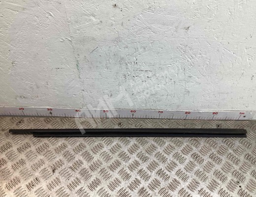 Молдинг стекла двери передней правой наружный Ford Focus I 2001-2005 рестайлинг  Ford Focus Focus I 2001-2005 рестайлинг