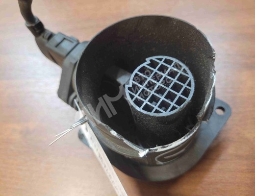 Расходомер воздуха Volkswagen Passat B5+ (3B) 2000-2005 рестайлинг  Volkswagen Passat Passat B5+ (3B) 2000-2005 рестайлинг