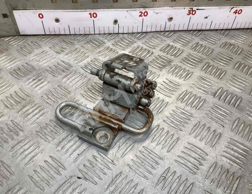Петля двери передней левой Volkswagen Passat B5+ (3B) 2000-2005 рестайлинг  Volkswagen Passat Passat B5+ (3B) 2000-2005 рестайлинг