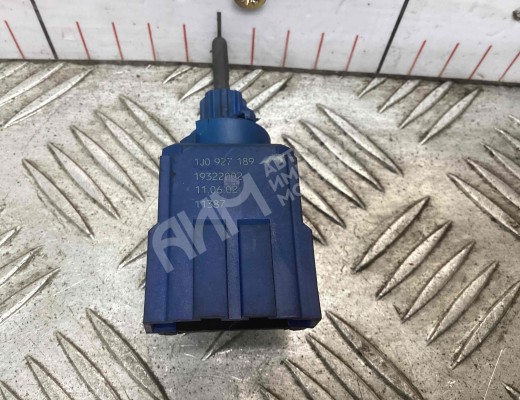 Датчик положения педали сцепления Volkswagen Passat B5+ (3B) 2000-2005 рестайлинг  Volkswagen Passat Passat B5+ (3B) 2000-2005 рестайлинг