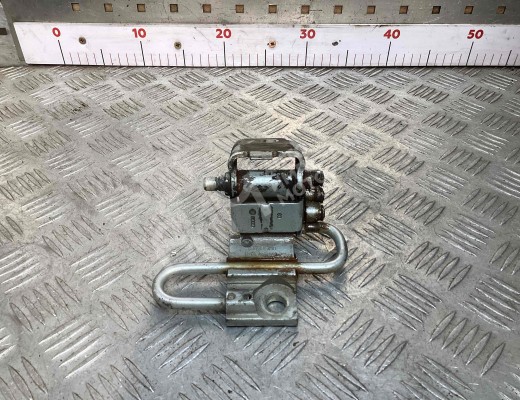 Петля двери передней левой Volkswagen Passat B5+ (3B) 2000-2005 рестайлинг  Volkswagen Passat Passat B5+ (3B) 2000-2005 рестайлинг