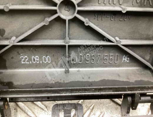 Блок предохранителей Volkswagen Golf IV (1J) 1997-2004  Volkswagen Golf Golf IV (1J) 1997-2004