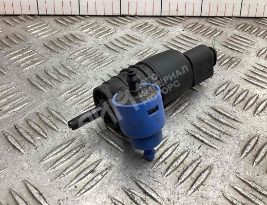 Насос (моторчик) омывателя стекла Audi A6 C5 (4B) 2001-2004 рестайлинг  Audi A6 A6 C5 (4B) 2001-2004 рестайлинг