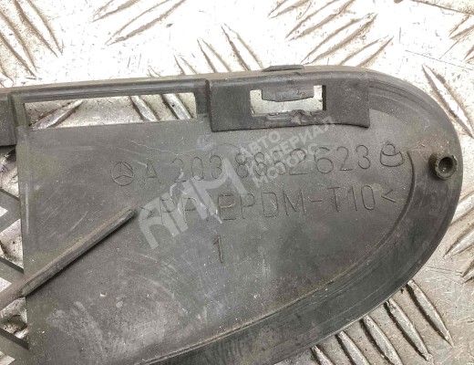 Заглушка (решетка) в бампер передний Mercedes C (W203) 2000-2004  Mercedes C C (W203) 2000-2004