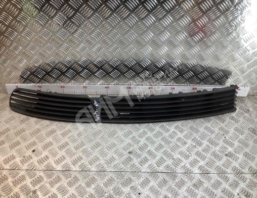 Заглушка (решетка) в бампер передний Volkswagen Passat B5 (3B) 1996-2000  Volkswagen Passat Passat B5 (3B) 1996-2000