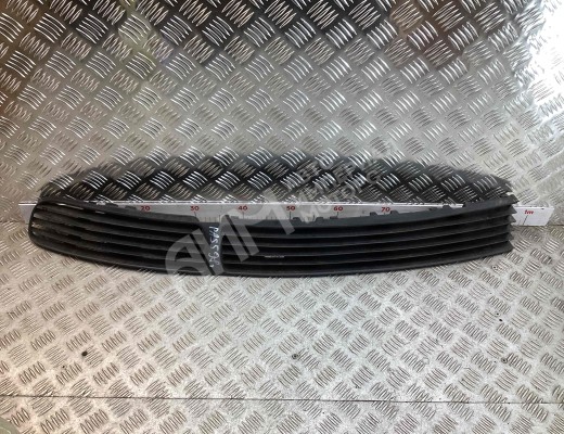 Заглушка (решетка) в бампер передний Volkswagen Passat B5 (3B) 1996-2000  Volkswagen Passat Passat B5 (3B) 1996-2000