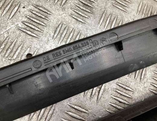 Молдинг стекла лобового Volkswagen Golf+ V (5M) 2005-2014  Volkswagen Golf Plus Golf+ V (5M) 2005-2014