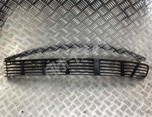 Заглушка (решетка) в бампер Volkswagen Passat B5 (3B) 1996-2000  Volkswagen Passat Passat B5 (3B) 1996-2000