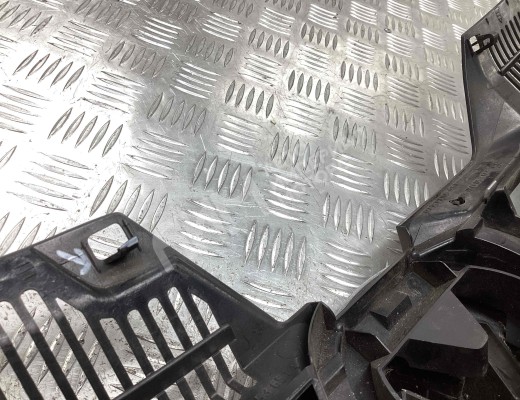 Решетка радиатора Volkswagen Golf V (1K) 2004-2009  Volkswagen Golf Golf V (1K) 2004-2009