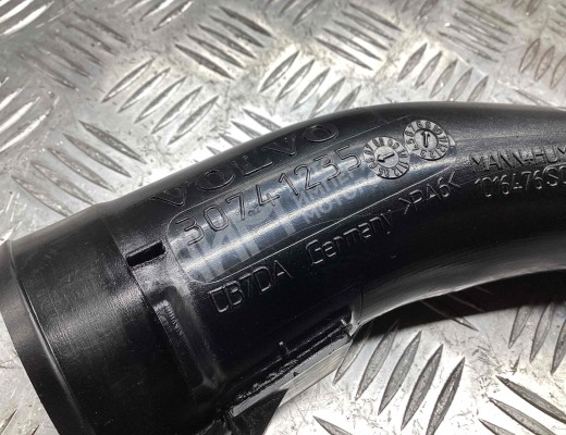 Патрубок интеркулера Volvo V50 (MW) 2003-2007  Volvo V50 V50 (MW) 2003-2007