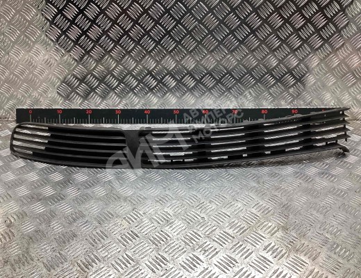 Заглушка (решетка) в бампер передний Volkswagen Passat B5 (3B) 1996-2000  Volkswagen Passat Passat B5 (3B) 1996-2000