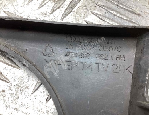 Заглушка (решетка) в бампер передний Audi A6 C5 (4B) 2001-2004 рестайлинг  Audi A6 A6 C5 (4B) 2001-2004 рестайлинг