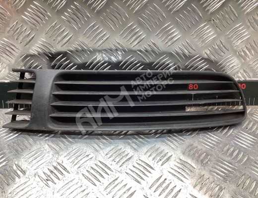 Заглушка (решетка) в бампер передний Volkswagen Passat B5+ (3B) 2000-2005 рестайлинг  Volkswagen Passat Passat B5+ (3B) 2000-2005 рестайлинг