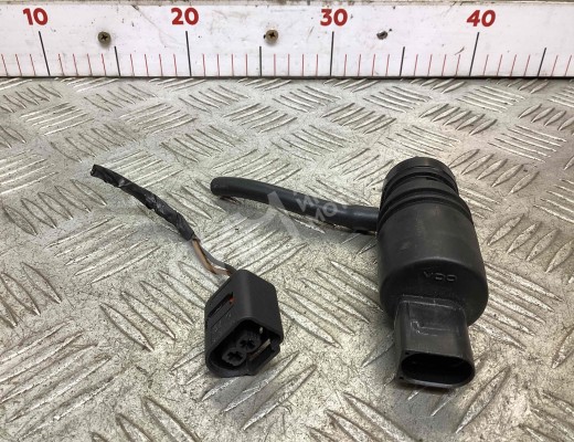 Насос (моторчик) омывателя стекла BMW X5 (E53) 1999-2003  BMW X5 X5 (E53) 1999-2003