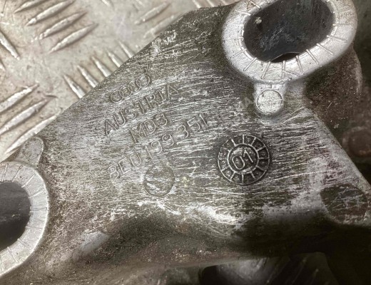 Кронштейн стабилизатора Volkswagen Passat B5+ (3B) 2000-2005 рестайлинг  Volkswagen Passat Passat B5+ (3B) 2000-2005 рестайлинг