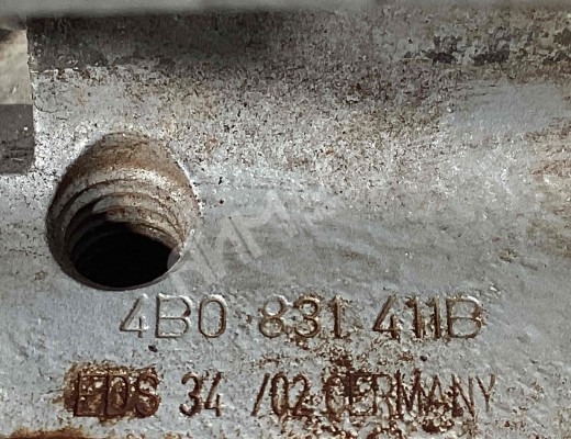 Петля двери передней левой Audi A6 C5 (4B) 1997-2001  Audi A6 A6 C5 (4B) 1997-2001
