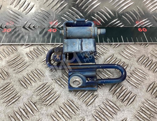 Петля двери передней правой Volkswagen Passat B5+ (3B) 2000-2005 рестайлинг  Volkswagen Passat Passat B5+ (3B) 2000-2005 рестайлинг