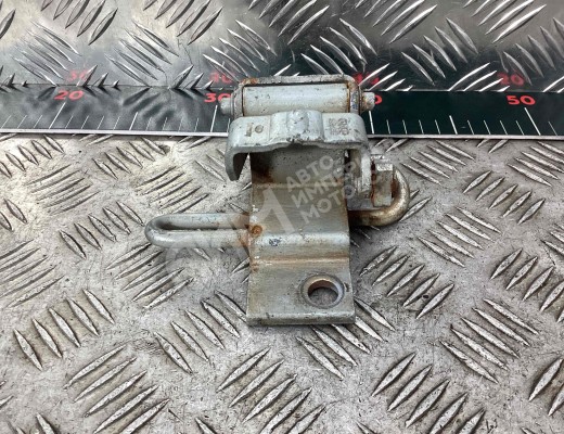 Петля двери передней левой  Audi A4 B5 (8D) 1994-1999