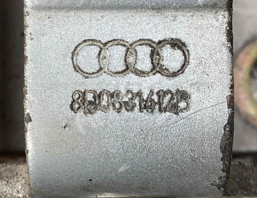 Петля двери передней правой Audi A4 B5 (8D) 1994-1999  Audi A4 A4 B5 (8D) 1994-1999