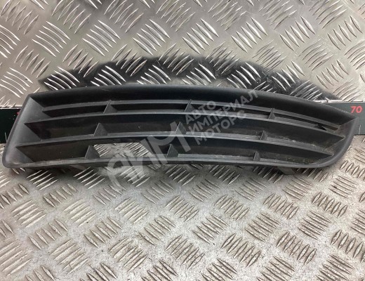 Заглушка (решетка) в бампер передний Volkswagen Passat B6 (3C) 2005-2010  Volkswagen Passat Passat B6 (3C) 2005-2010