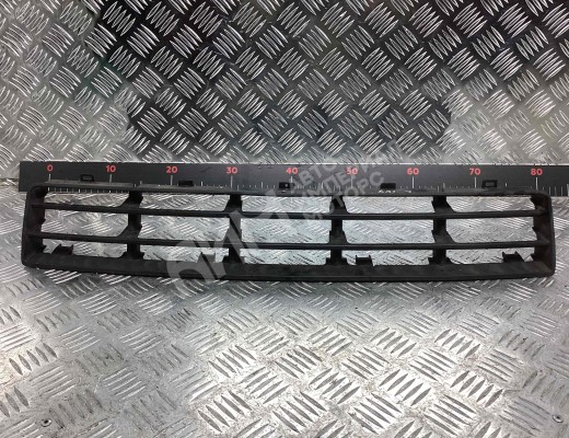 Заглушка (решетка) в бампер передний Volkswagen Golf IV (1J) 1997-2004  Volkswagen Golf Golf IV (1J) 1997-2004